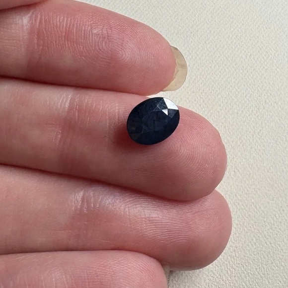 Deep Blue Sapphire loose gemstone - Picture 4 of 4